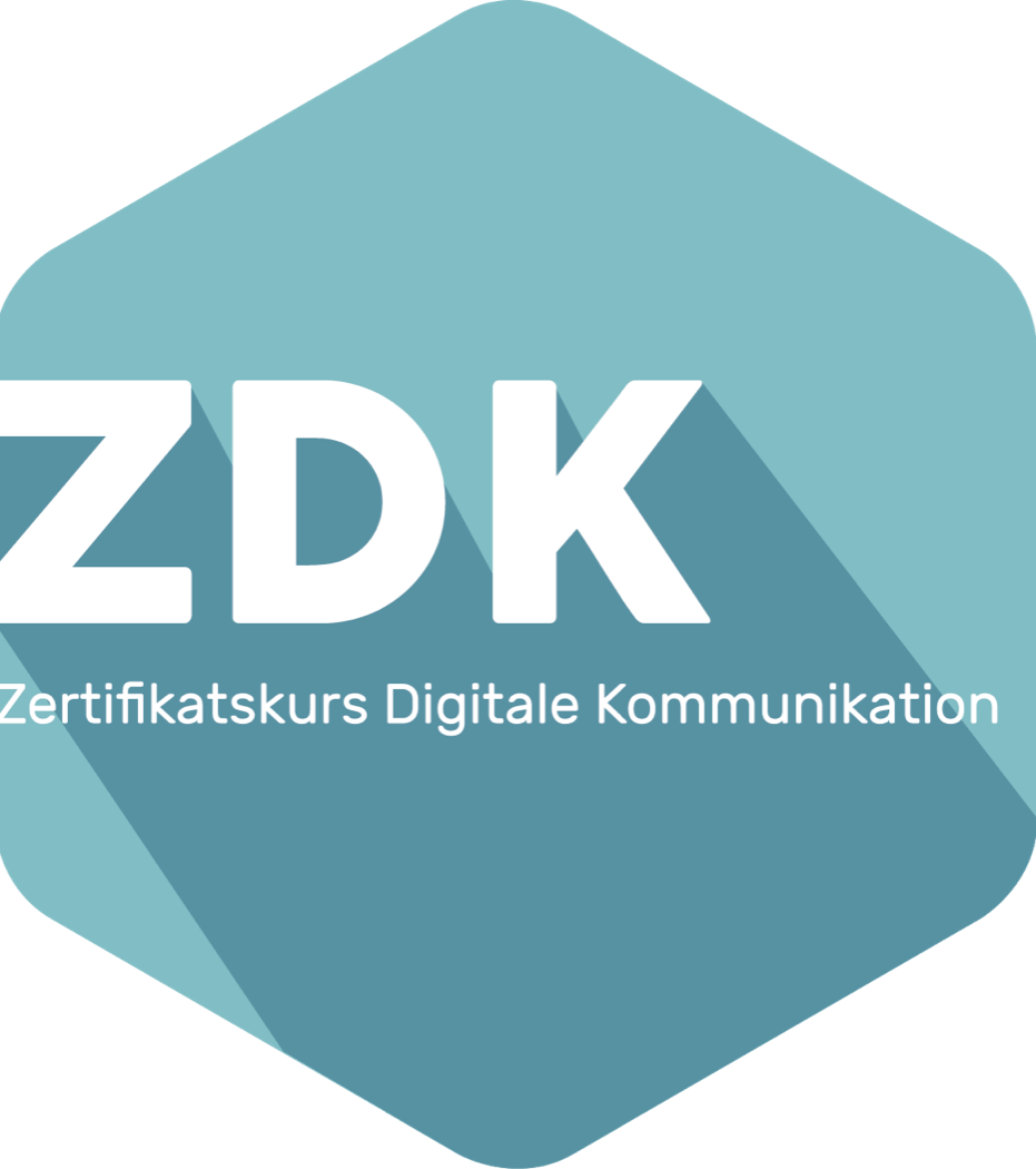 Logo des ZDK mit weißem Schriftzug auf türkisem Hintergrund in sechseckigem Feld