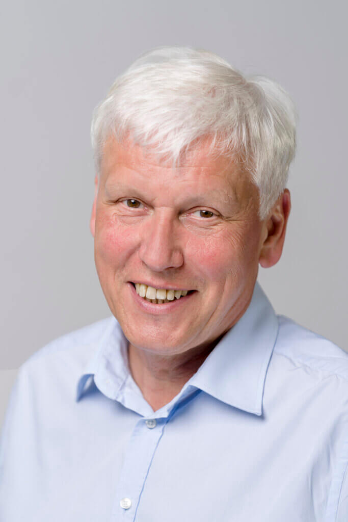 Referent Christoph Fasel im Porträtbild mit hellblauem Hemd