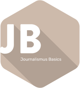 Logo des Lehrgangs Journalismus Basics mit weißer Schrift auf braun-beigem Hintergrund