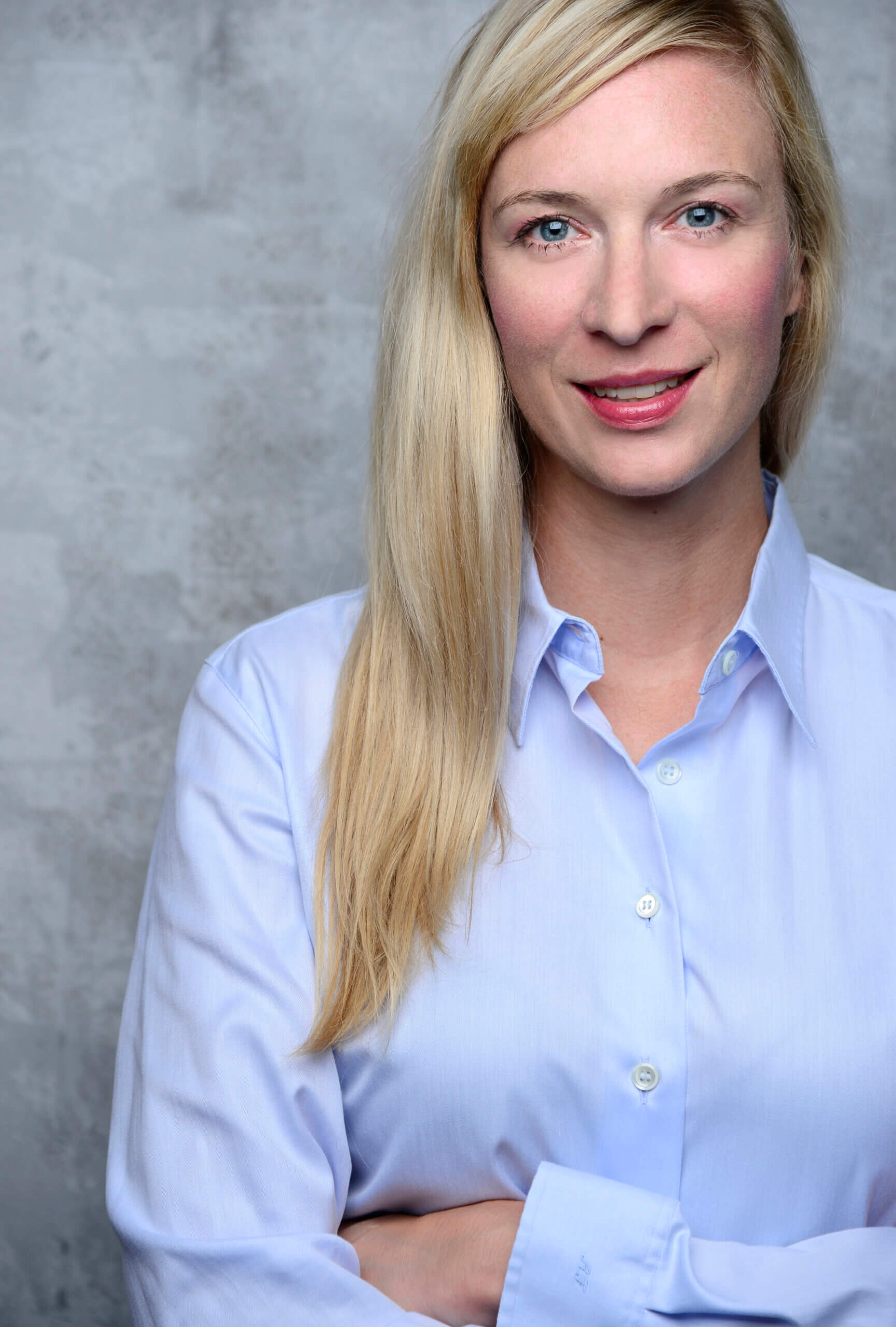 Amory Fanelsa, Frau mit verschränkten Armen im Businesslook